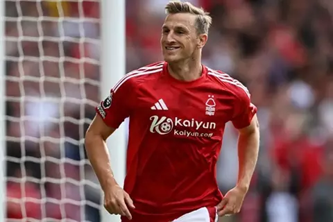 نوتنجهام فورست يترقب موقف كريس وود من مواجهة مانشستر يونايتد